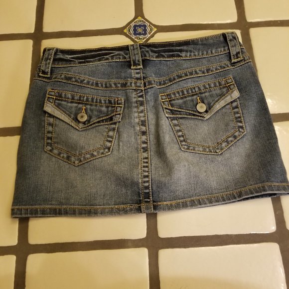 Victoria's Secret Low 5 Flap Slightly Distressed Medium Wash Jean Skirt - Picture 2 of 10